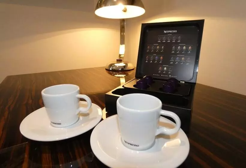 デラックスルーム, Tavistock House