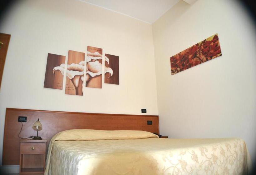 Четырехместный Номер Стандарт с Балконом, B&b Centrale Affittacamere