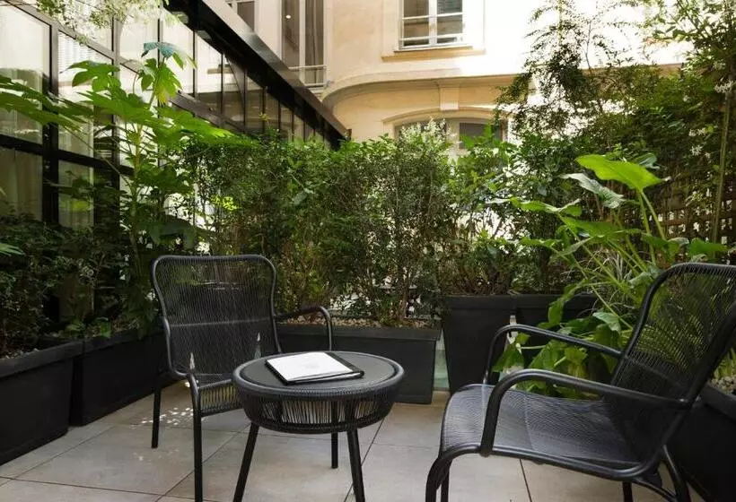 Chambre Executive, Le Narcisse Blanc