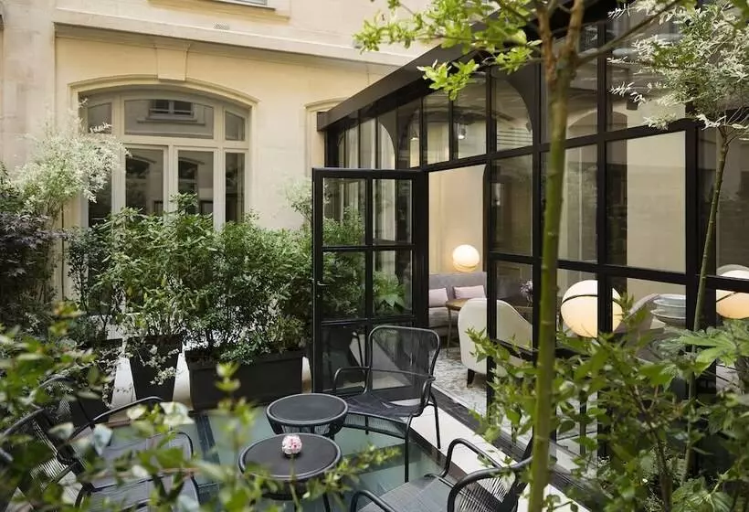 Chambre Executive, Le Narcisse Blanc