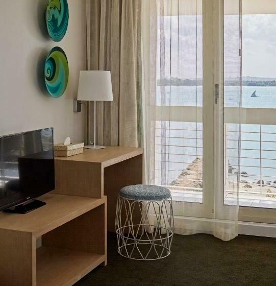 اتاق اجرایی با چشمانداز دریا, Slipway Tanzania