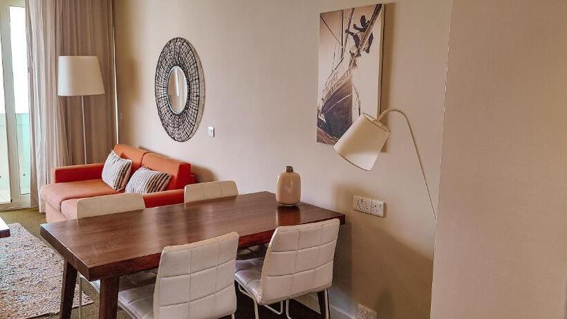 سوئیت اجرایی با چشمانداز دریا, Slipway Tanzania