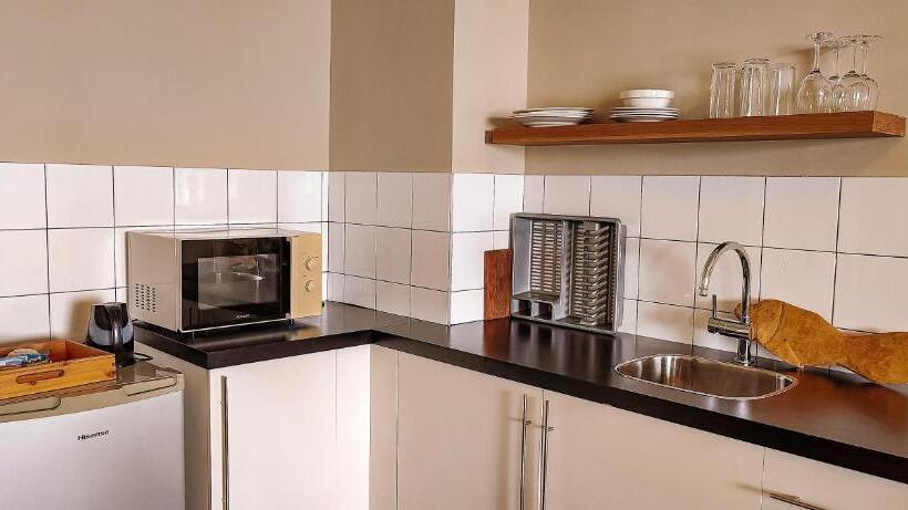 سوئیت اجرایی با چشمانداز دریا, Slipway Tanzania