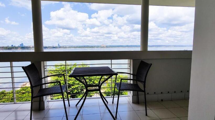 سوئیت اجرایی با چشمانداز دریا, Slipway Tanzania