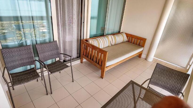 سوئیت اجرایی با چشمانداز دریا, Slipway Tanzania