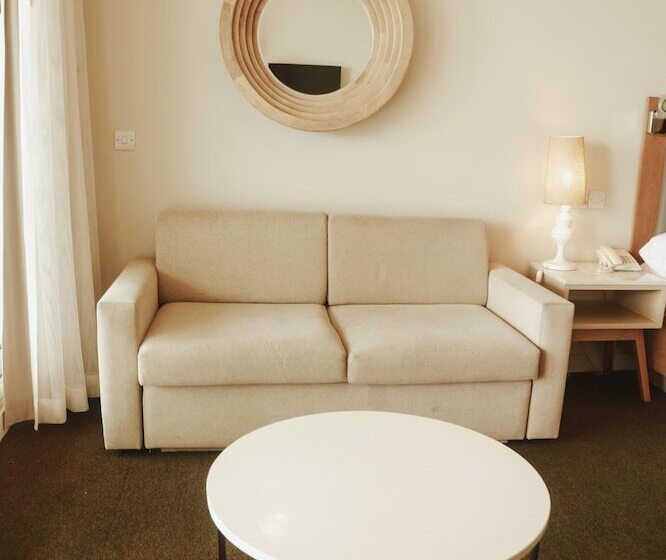 اتاق اجرایی با چشمانداز دریا, Slipway Tanzania