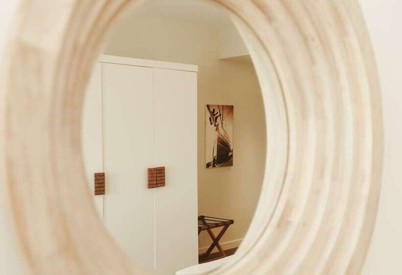 اتاق اجرایی با چشمانداز دریا, Slipway Tanzania