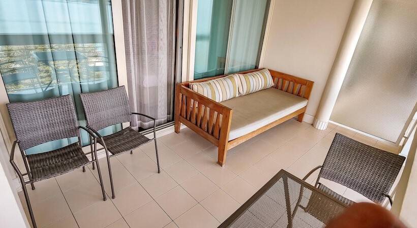 اتاق اجرایی با چشمانداز دریا, Slipway Tanzania