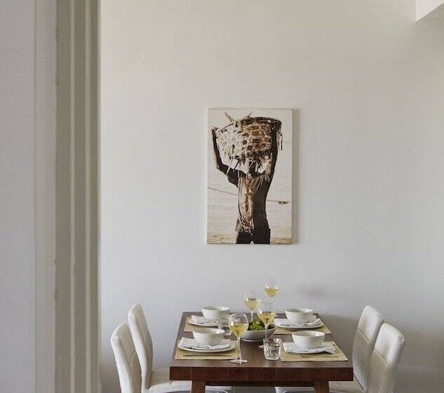 سوئیت اجرایی با چشمانداز دریا, Slipway Tanzania