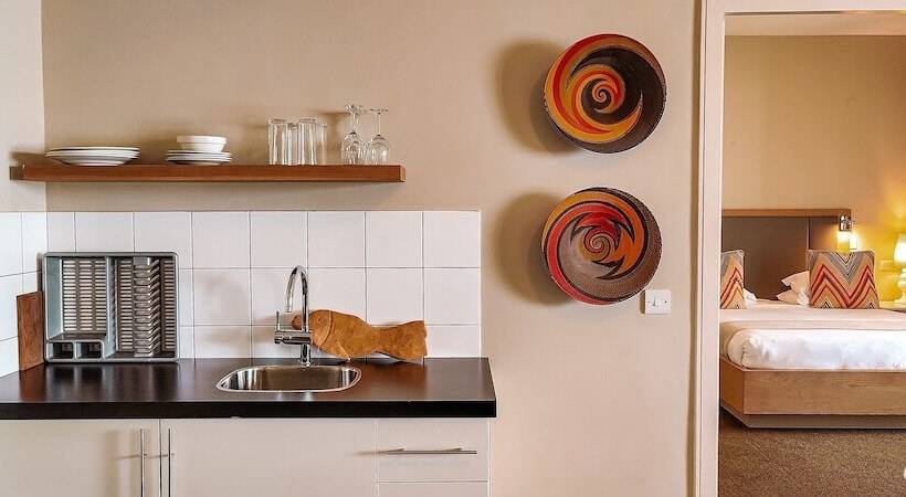 سوئیت اجرایی با چشمانداز دریا, Slipway Tanzania