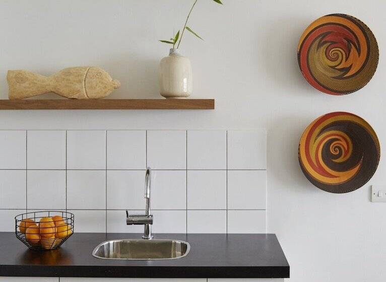 سوئیت اجرایی با چشمانداز دریا, Slipway Tanzania