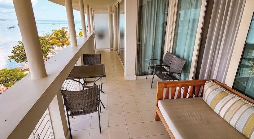 سوئیت اجرایی با چشمانداز دریا, Slipway Tanzania