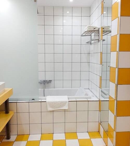 سوئیت اجرایی با چشمانداز دریا, Slipway Tanzania