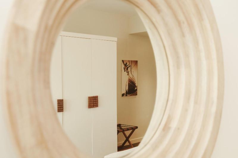 اتاق اجرایی با چشمانداز دریا, Slipway Tanzania