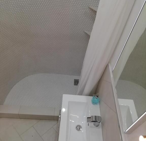 غرفة سوبيريور, The Ben Sheann