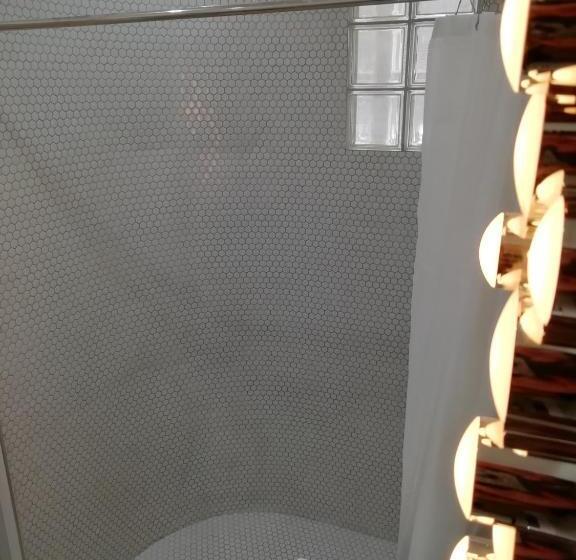 غرفة سوبيريور, The Ben Sheann