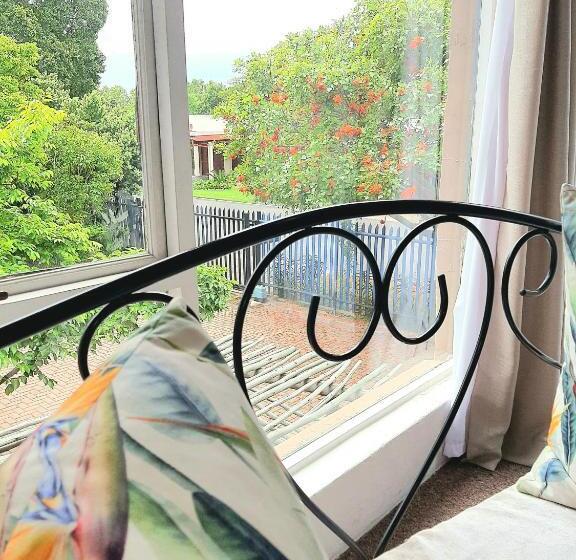 اتاق لوکس خانوادگی, Absolute Bosch Guest House