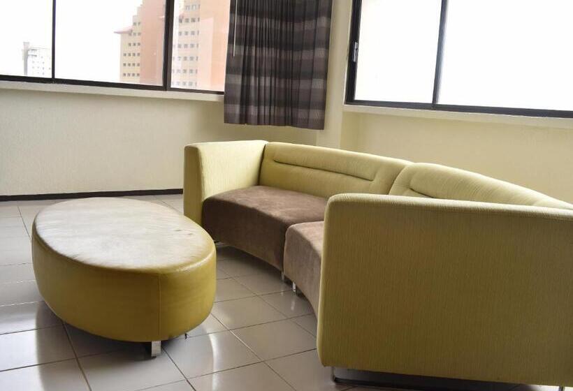 סוויטה נוף לים, Corona Plaza