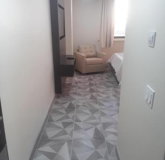 חדר סופריור, Corona Plaza