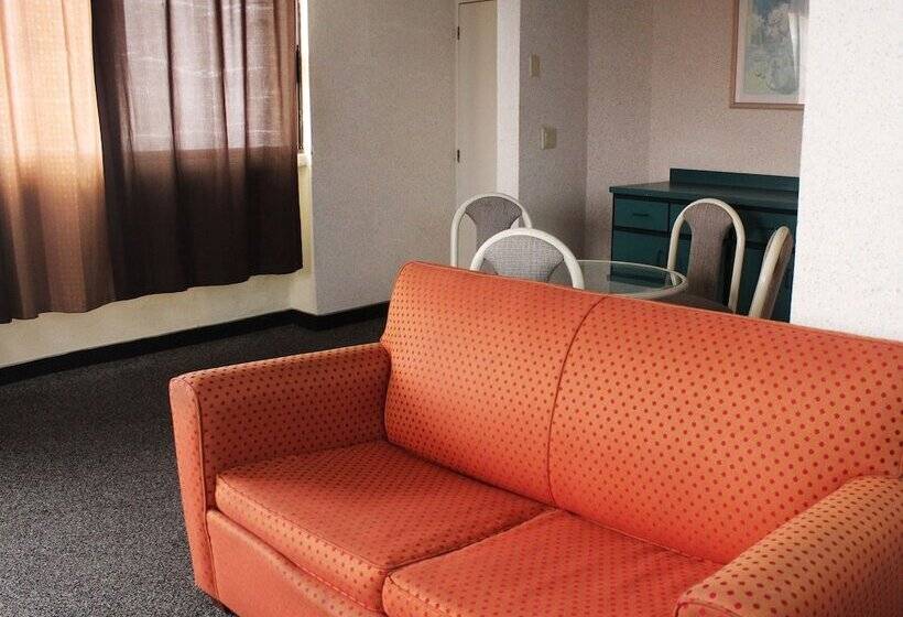 סוויטה נוף לים, Corona Plaza