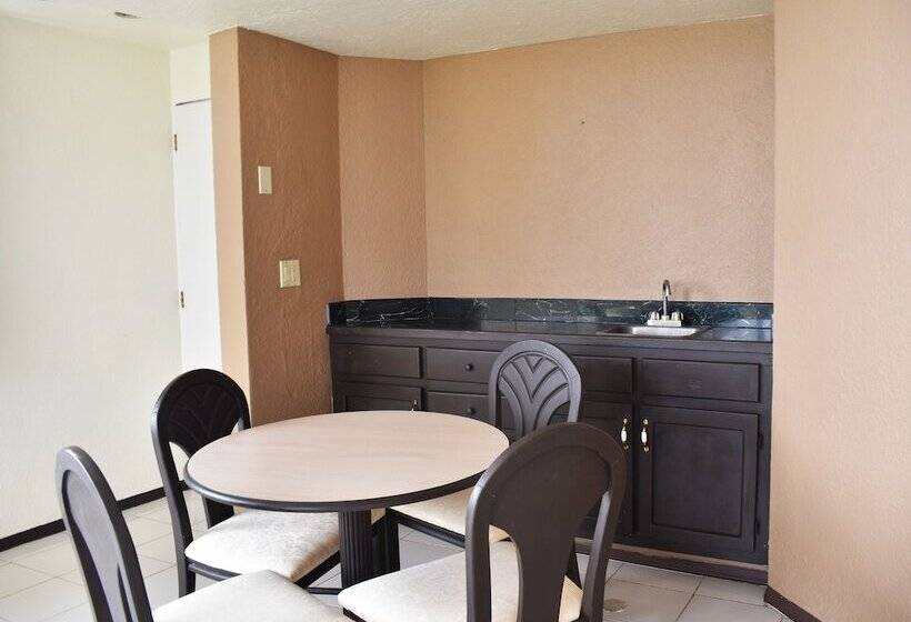 סוויטה נוף לים, Corona Plaza