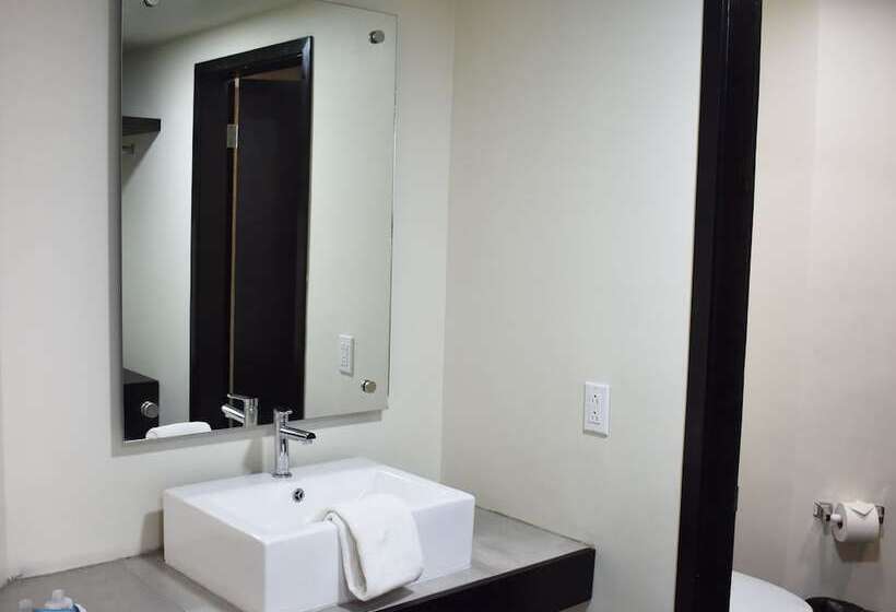 חדר סופריור, Corona Plaza