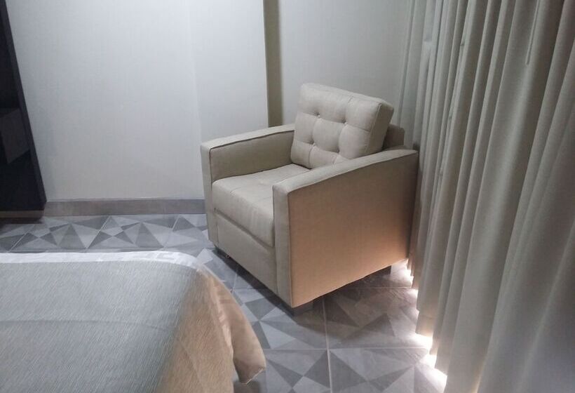 חדר סופריור, Corona Plaza