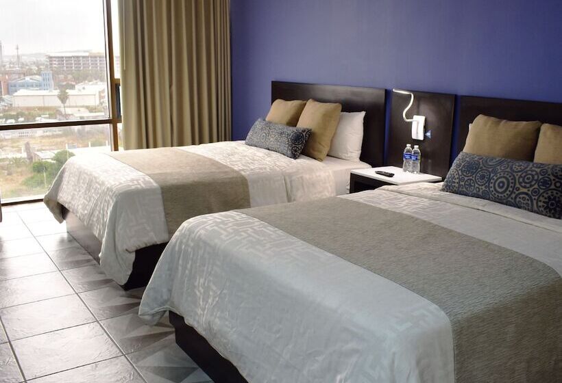 חדר סופריור, Corona Plaza