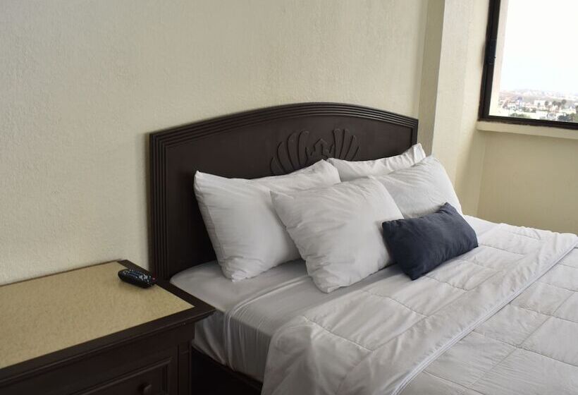 סוויטה נוף לים, Corona Plaza