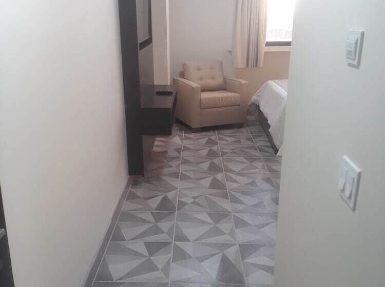 חדר סופריור, Corona Plaza