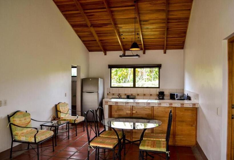 بنجلو قياسى, Termales Del Bosque & Hot Springs