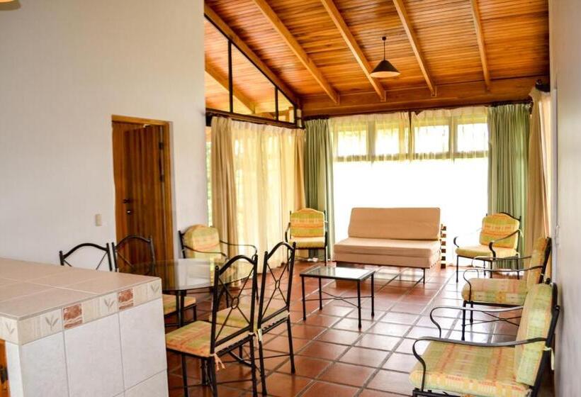 بنجلو قياسى, Termales Del Bosque & Hot Springs