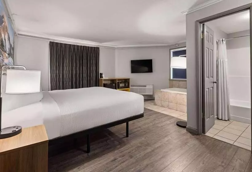 キングサイズベッドのデラックスルーム, Days Inn By Wyndham Lakewood South Tacoma