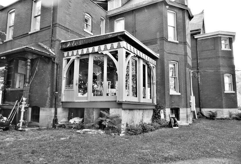 豪华单人间, Johnstone Mansiion