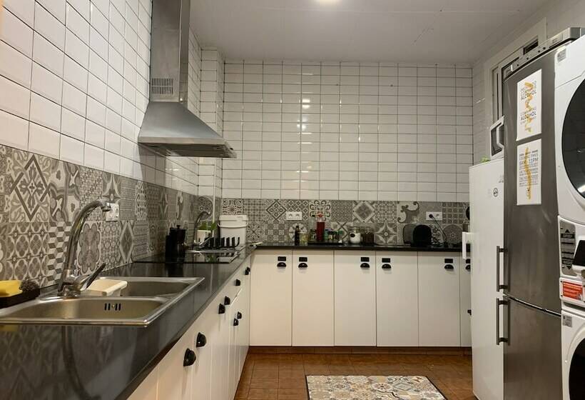 Кровать в Общей Комнате, Coimpact Coliving   Hostel