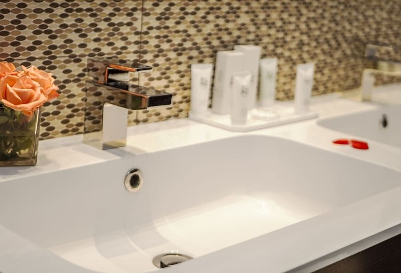 اتاق لوکس, Az Hôtels Zeralda