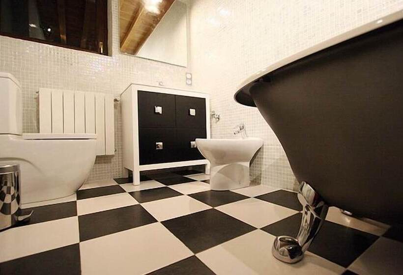 חדר סטנדרט לשלושה, Mendi Green