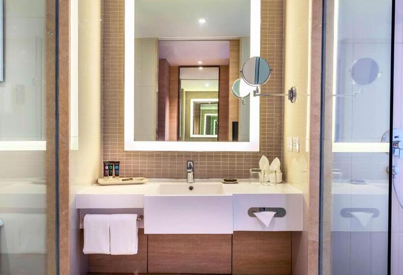 اتاق سوپریور با تخت بزرگ, Novotel Phuket City Phokeethra