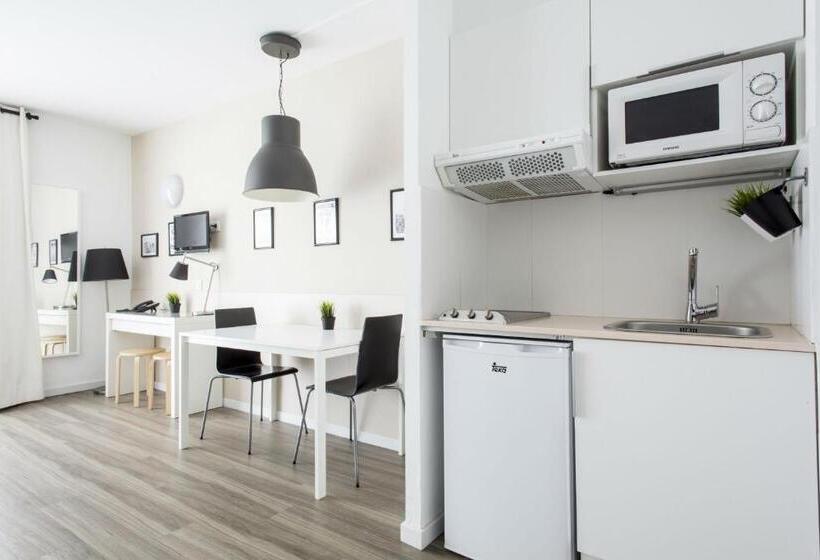 استودیو خانوادگی, Residencia Universitaria Campus Del Mar