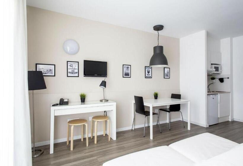 استودیو خانوادگی, Residencia Universitaria Campus Del Mar