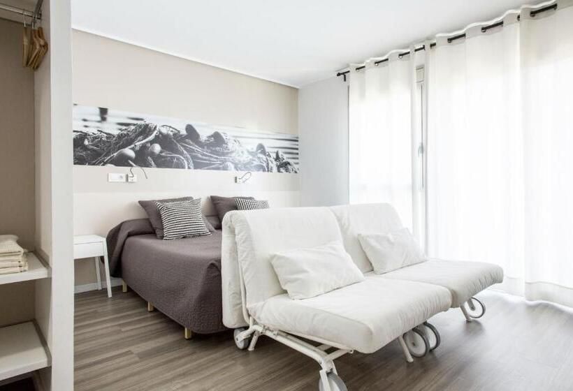 استودیو خانوادگی, Residencia Universitaria Campus Del Mar