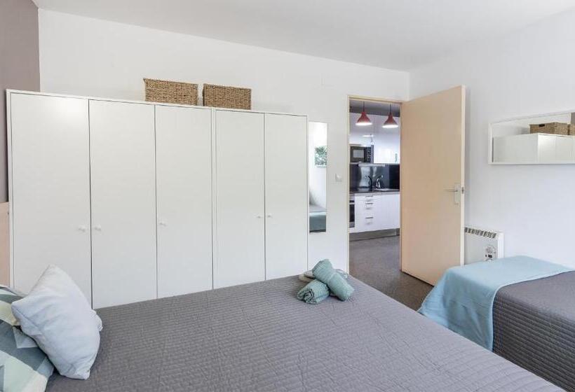 استودیو خانوادگی, Residencia Universitaria Campus Del Mar