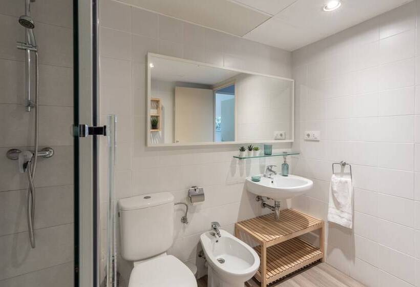 استودیو خانوادگی, Residencia Universitaria Campus Del Mar