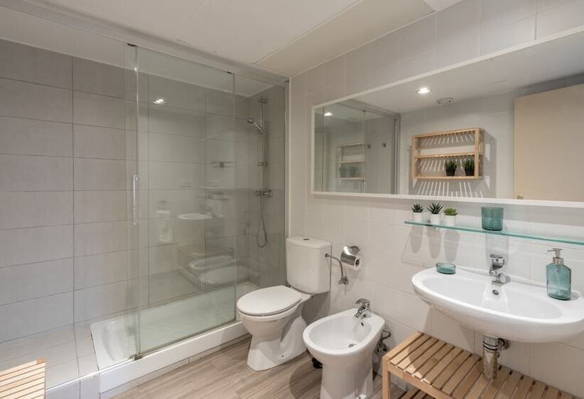 استودیو خانوادگی, Residencia Universitaria Campus Del Mar