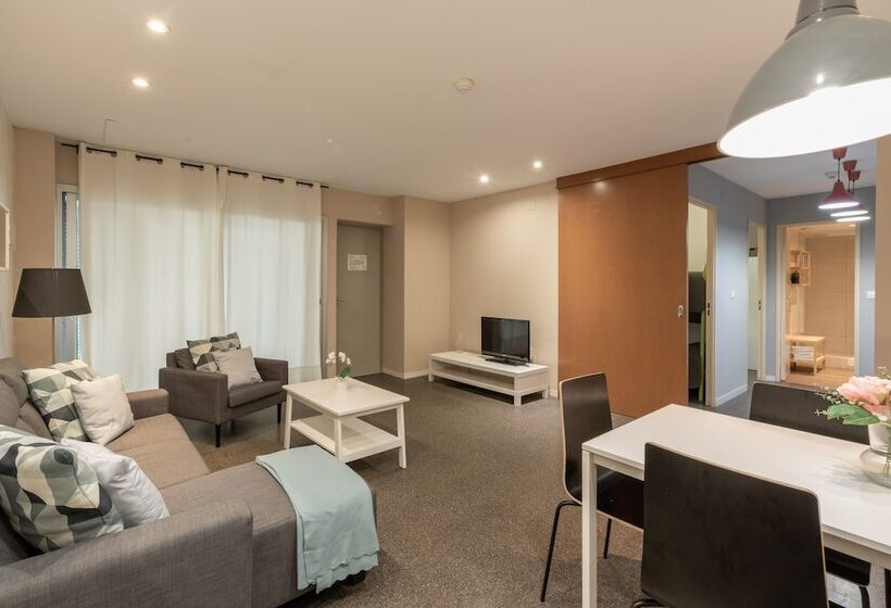 استودیو خانوادگی, Residencia Universitaria Campus Del Mar