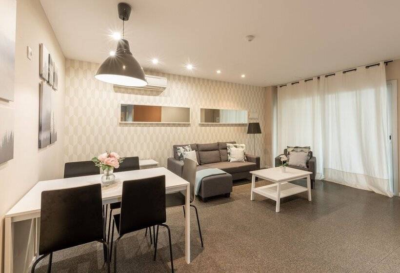 استودیو خانوادگی, Residencia Universitaria Campus Del Mar