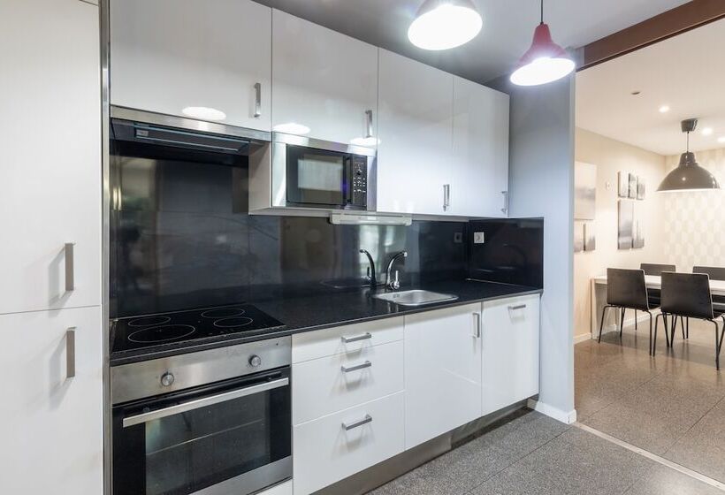 استودیو خانوادگی, Residencia Universitaria Campus Del Mar