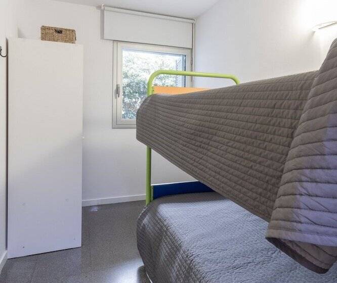 استودیو خانوادگی, Residencia Universitaria Campus Del Mar