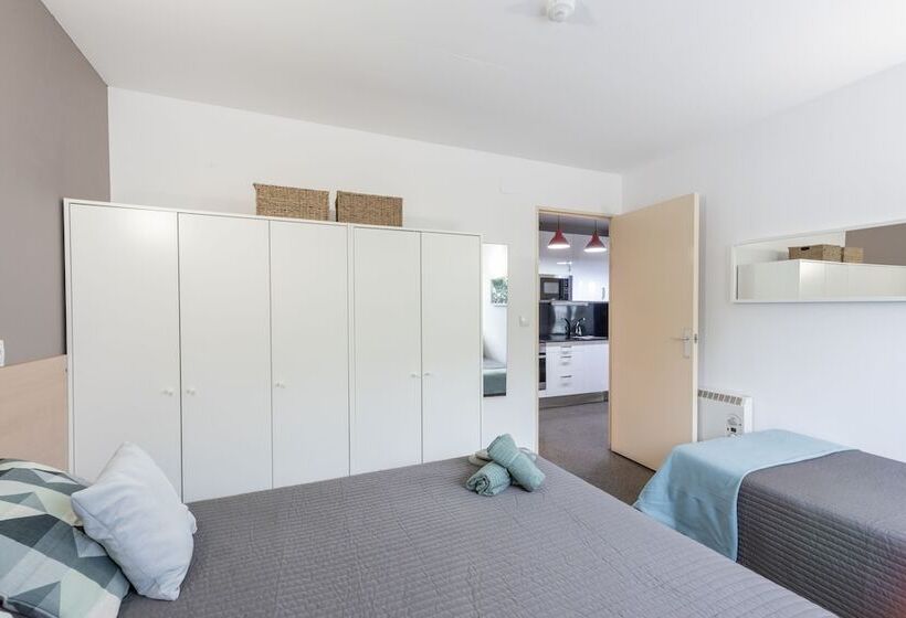 استودیو خانوادگی, Residencia Universitaria Campus Del Mar