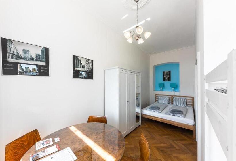 חדר סטנדרטי לארבעה עם חדר אמבטיה משותף, Jacob Brno